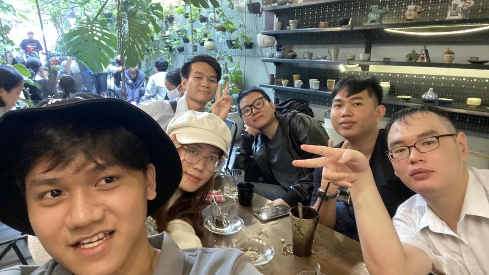 Ảnh selfie các thành viên cộng đồng Cùng nhau học trên Coursera trong buổi offline đầu tiên do chính họ tổ chức, ngày 15.10.2023