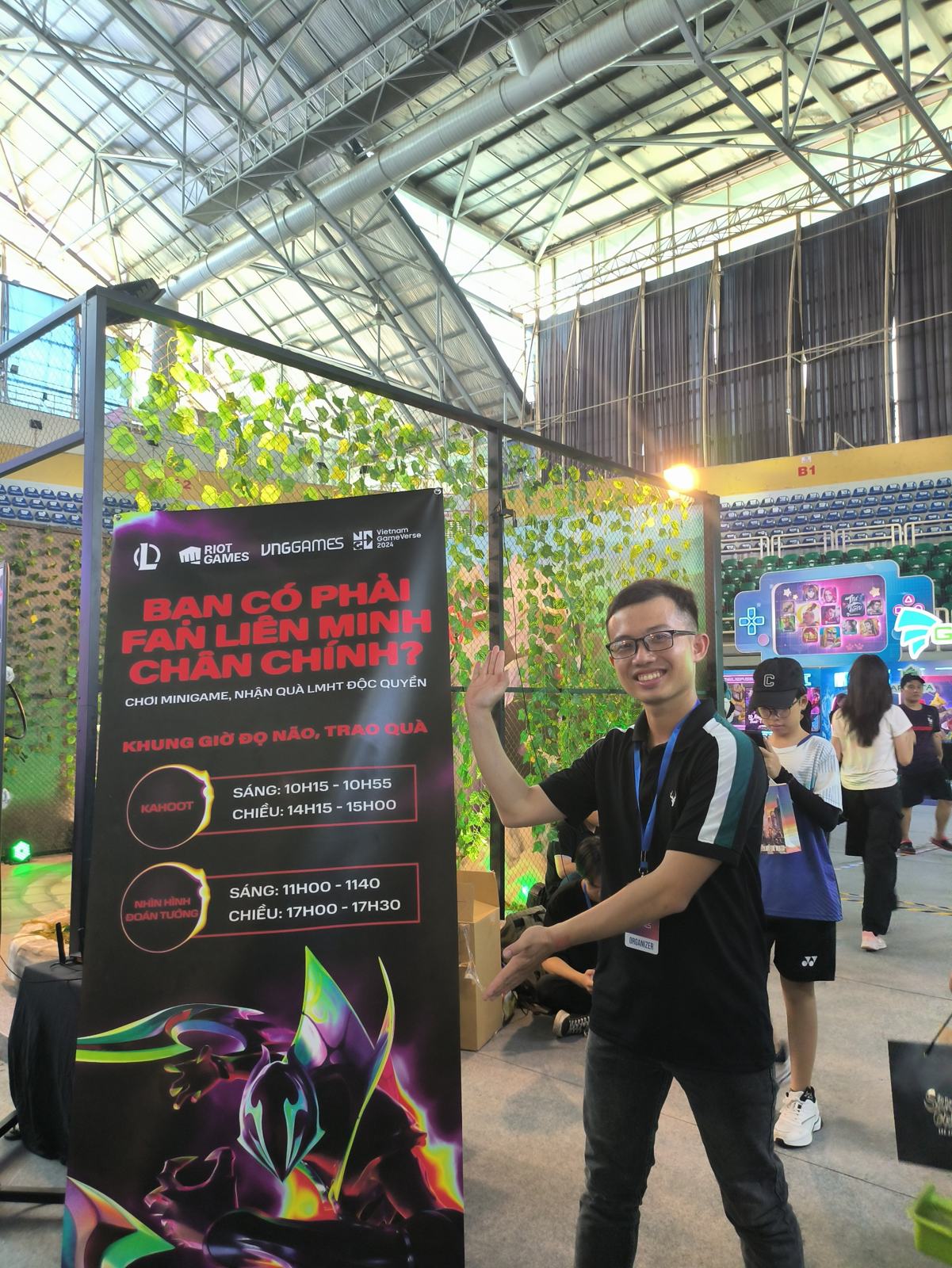 Tom bên standee minigame "Bạn có phải fan Liên Minh chân chính?" tại booth GameVerse 2024