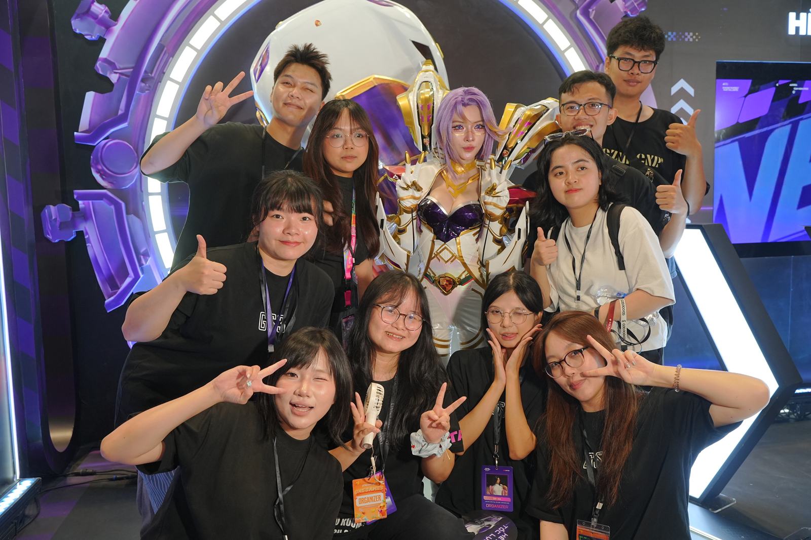 Team MKT và Com Tốc Chiến chụp cùng cosplayer tại booth GameVerse 2026