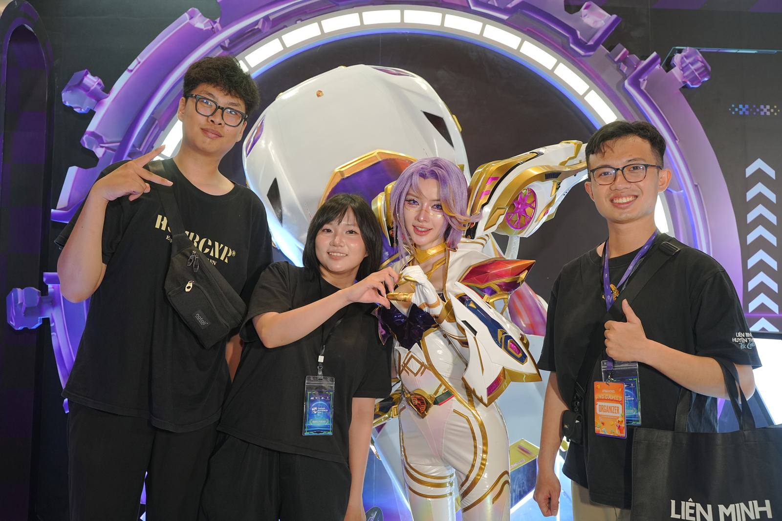 Team Com Tốc Chiến chụp cùng cosplayer tại booth GameVerse 2026