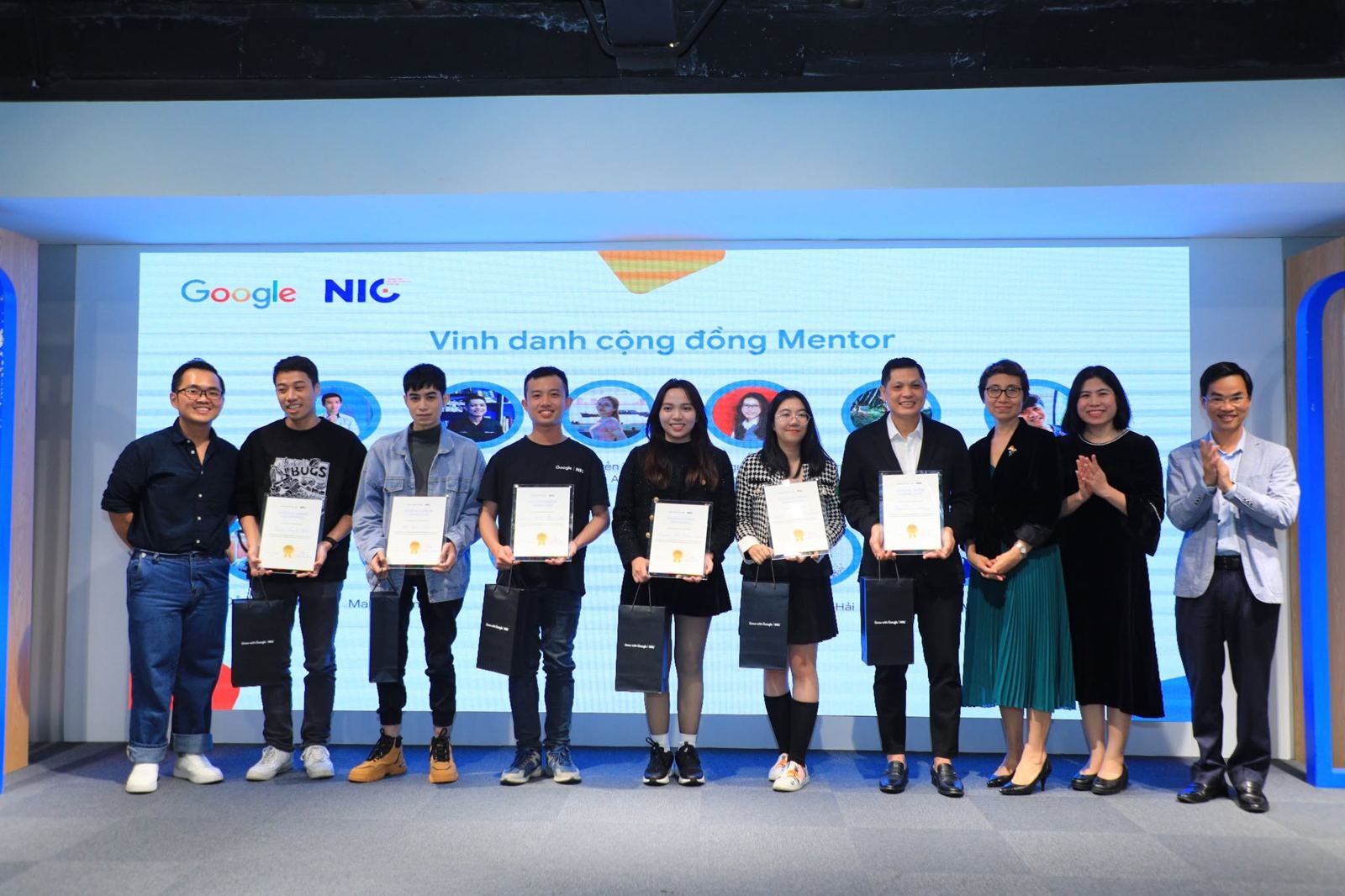 Tom cùng các mentor trên sân khấu Vinh danh cộng đồng Mentor, lễ tổng kết chương trình Phát triển Nhân tài số 2024