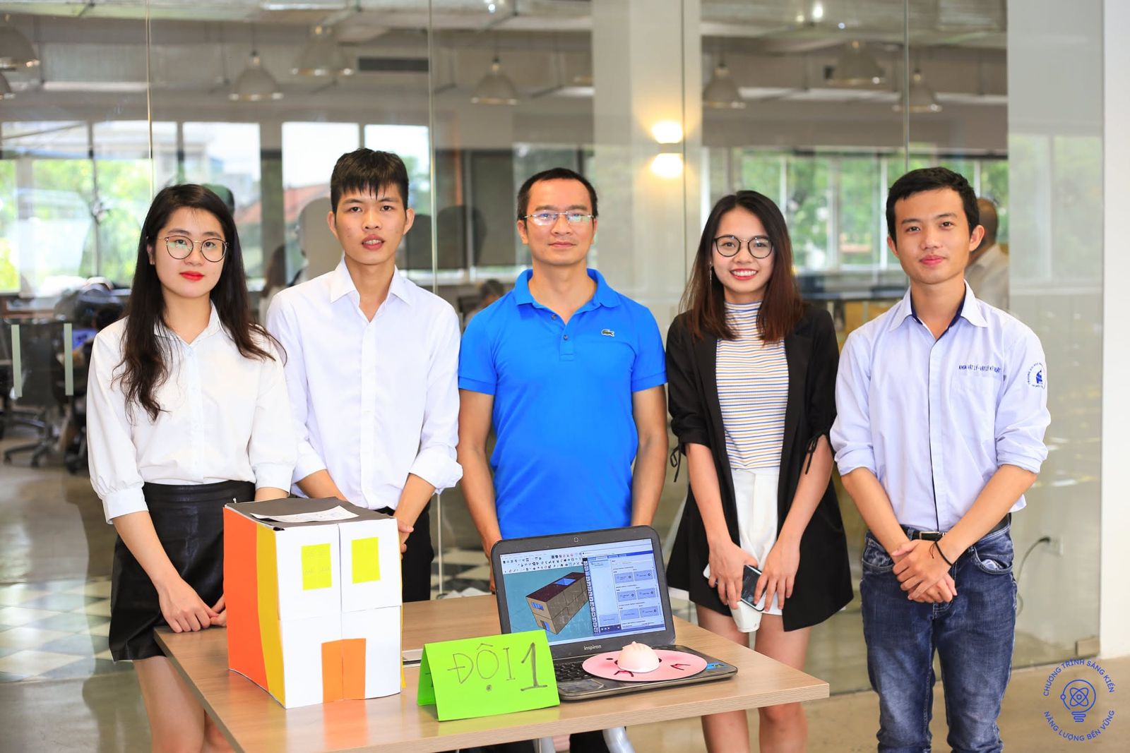 Tom cùng đội thi và mô hình ngôi nhà dự án tại vòng chung kết Sáng kiến Năng lượng Bền vững 2020