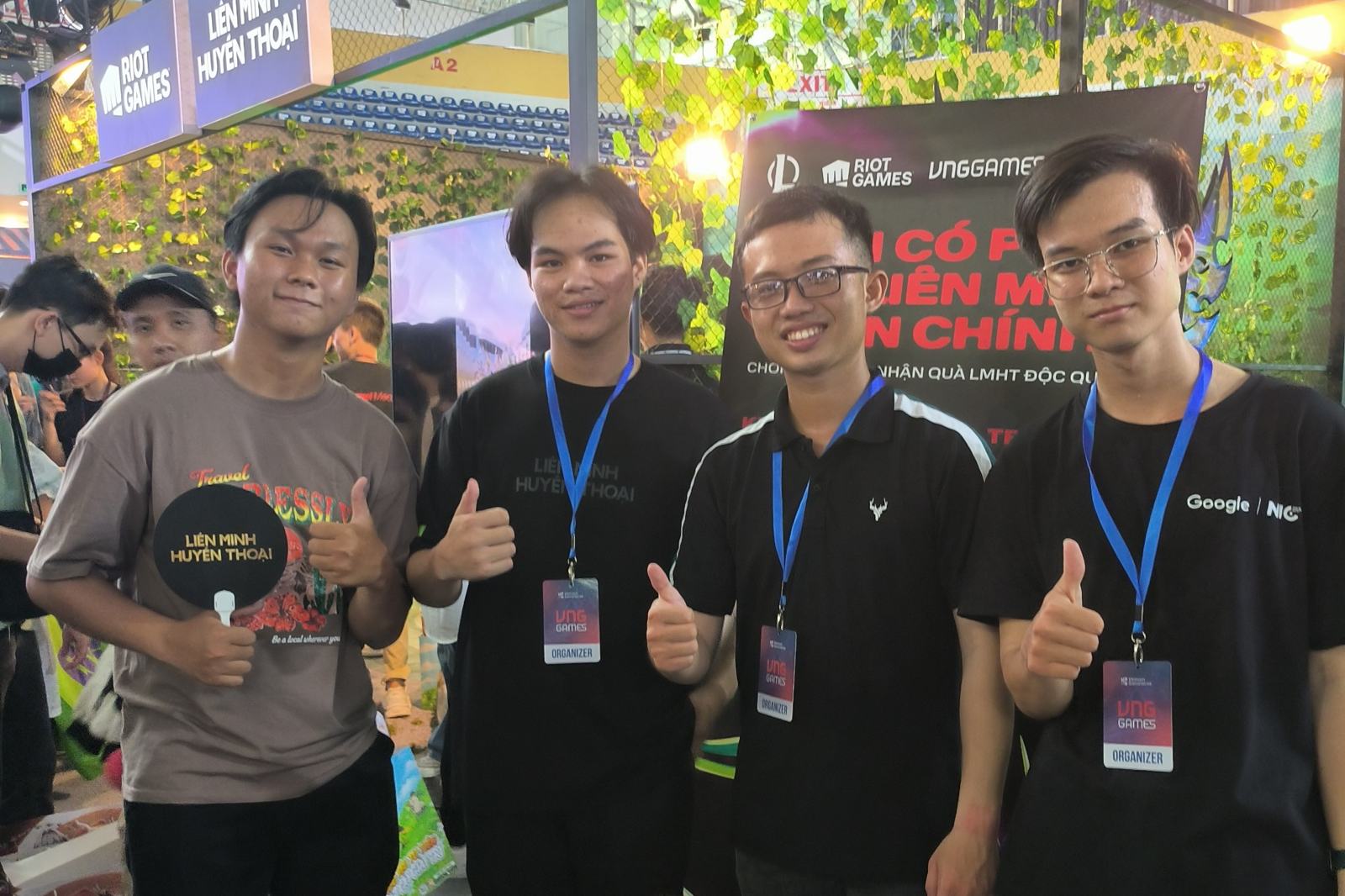 Tom cùng 3 thành viên team CTV tại booth Liên Minh Huyền Thoại ở GameVerse 2024