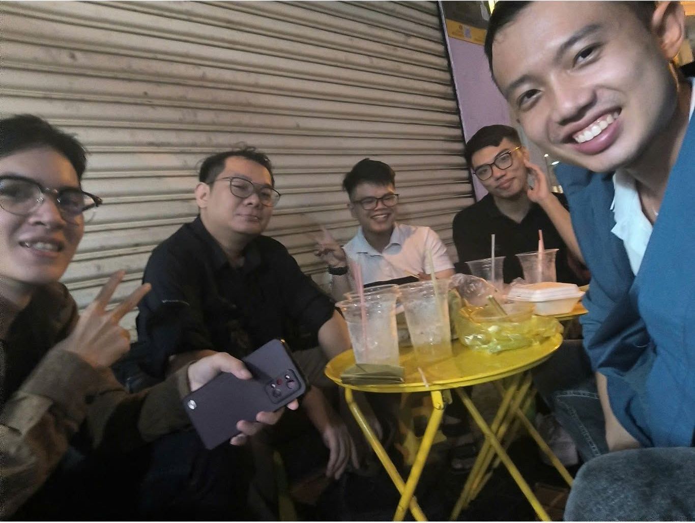 Tom ngồi cà phê cùng team LMHT năm 2024