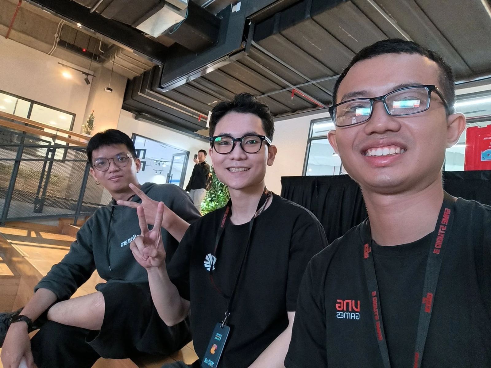Tom selfie cùng 2 thành viên team LMHT và esport LMHT năm 2024