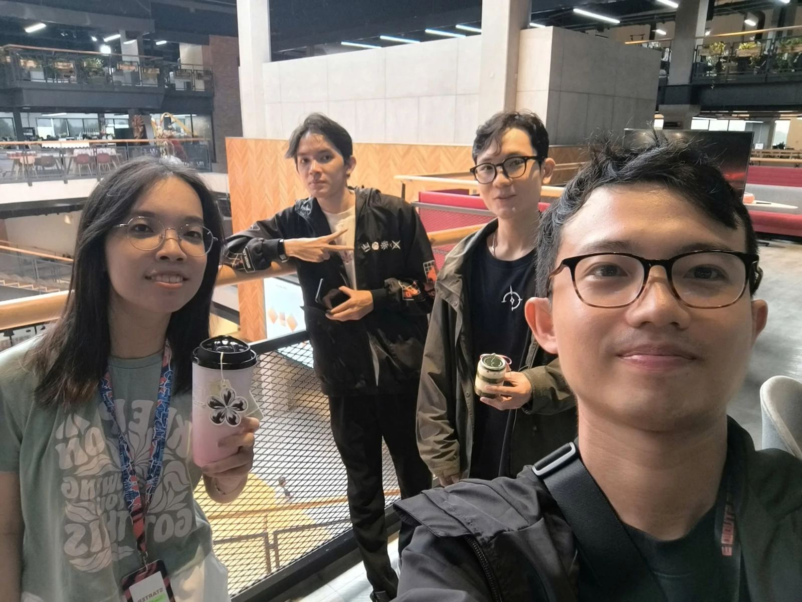 Tom selfie cùng 3 thành viên team LMHT và esport tại VNG
