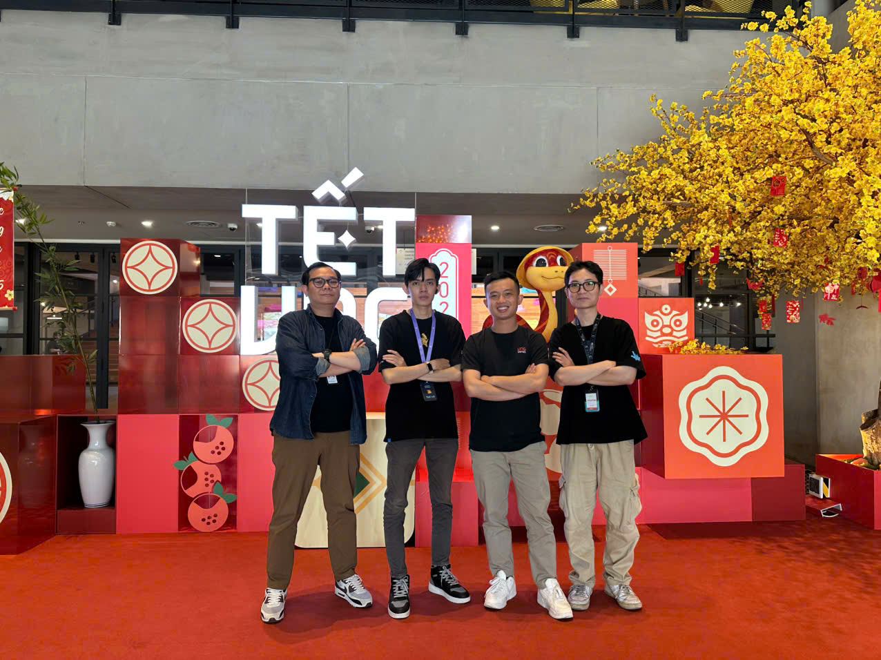 Team cộng đồng LMHT chụp dịp Tết Ất Tỵ 2025 tại VNG