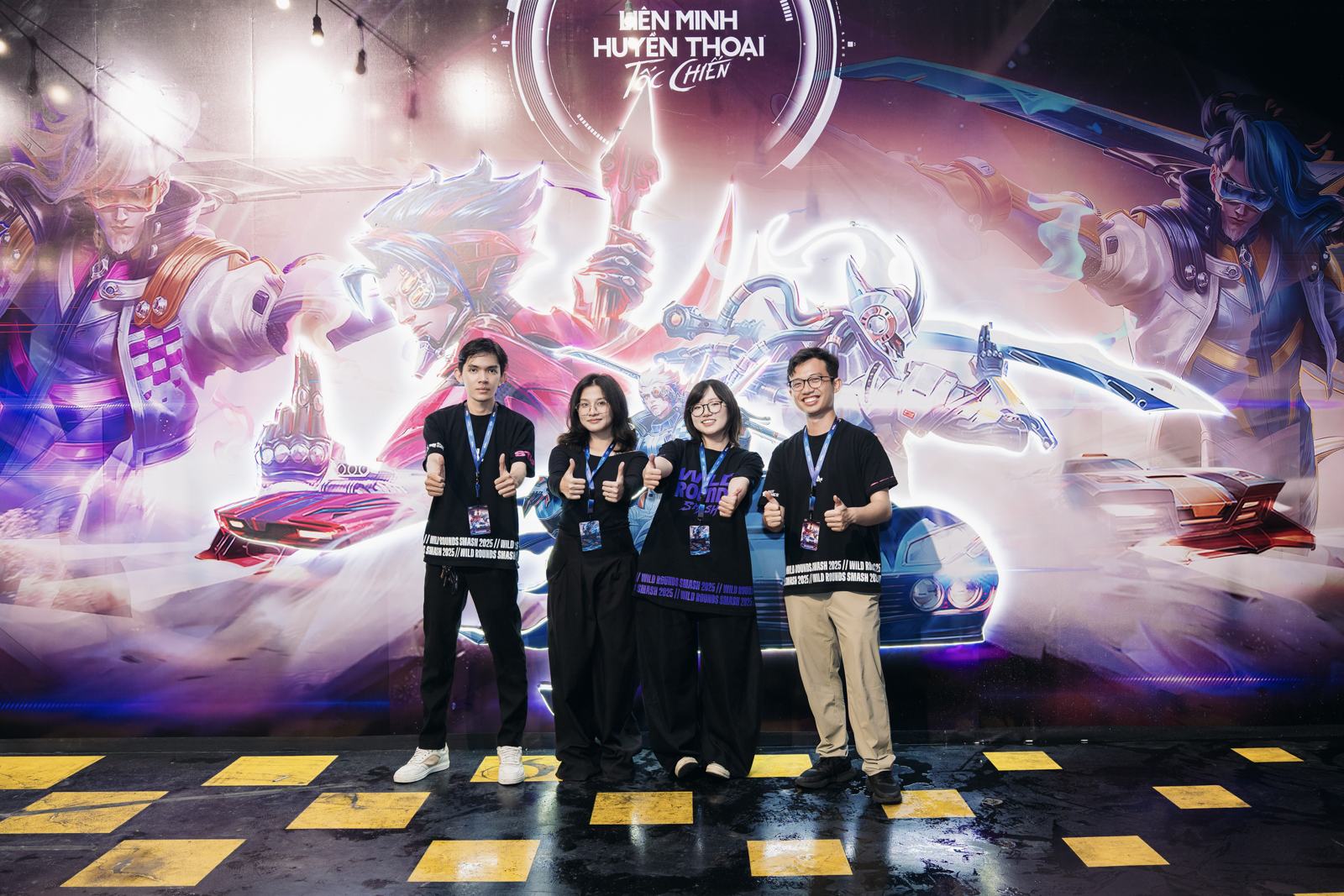 Team Com Tốc Chiến trước backdrop LMHT Tốc Chiến
