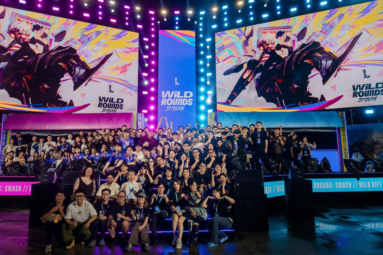 All team GS3 VNG và Riot chụp chung trước sân khấu Wild Rounds Smash 2025 Việt Nam